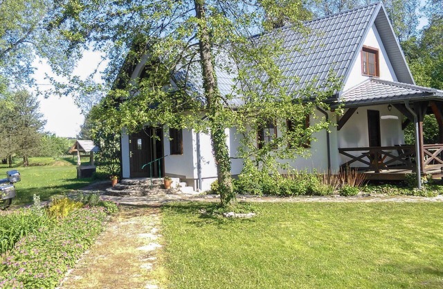 Beautiful private villa for 8 guests with terrace and pets allowed