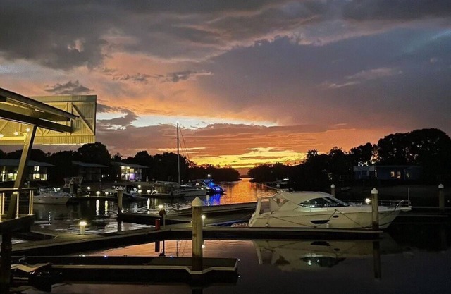 Beautiful Quiet Apartment at Couran Cove on the Marina with berth