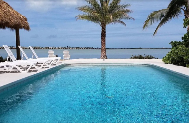 Beautiful quiet neighborhood. Sunsets! Huge pool! 10 min to Key West