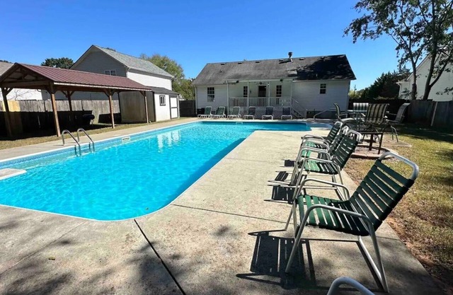 Beautiful Ranch Style House With Pool