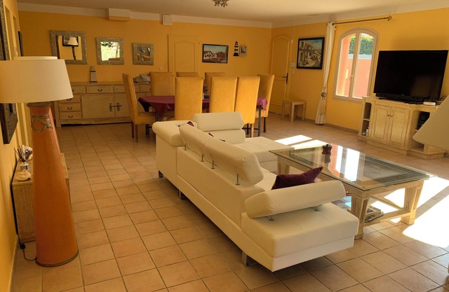 Beautiful recent house with swimming pool surrounded by flowers 1 km from the beach
