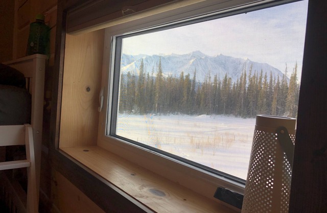 Beautiful relaxing Log Chalet with amazing view of Saint-Elias Mountain range.