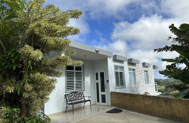 Beautiful & Relaxing Cottage House-2br/1.5 bath- with great mountain views.