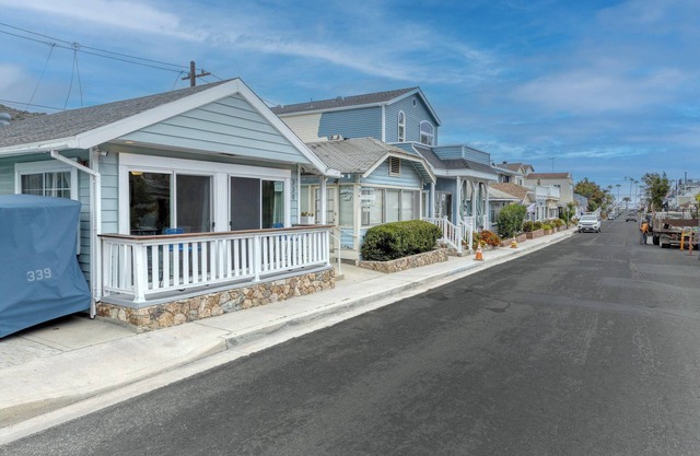 Beautiful Remodeled Home w/AC & close to the beach
