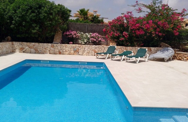 Beautiful, renovated Chalet for 6 pers. with large pool, W-LAN, air conditioning, close to the sea