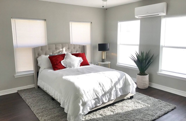 Beautiful, Renovated, Cozy & Quiet Vacation Home in Central Houston!