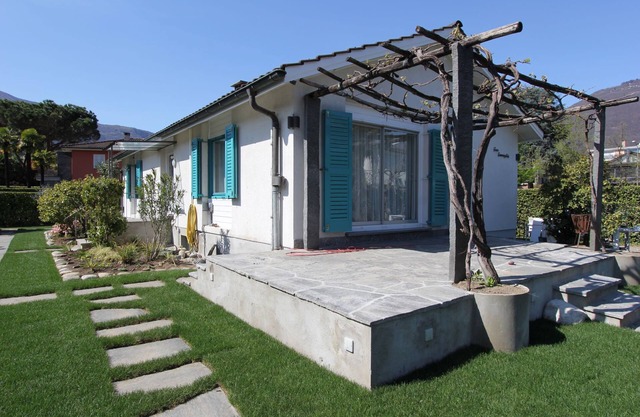 Beautiful, renovated detached house with terrace and sunbathing lawn