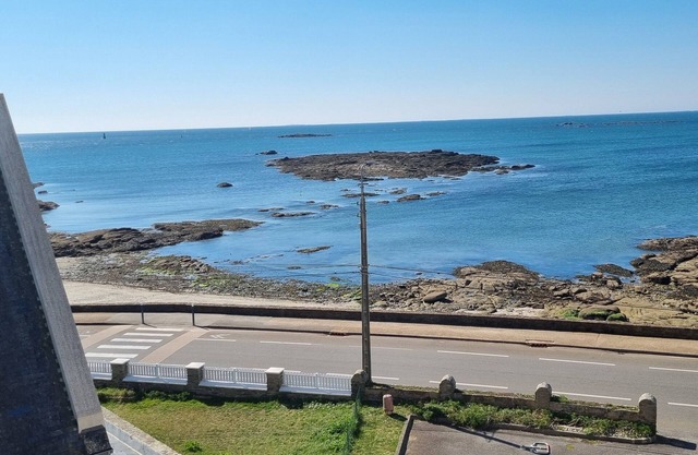 Beautiful renovated apartment with side sea view on the Corniche in Concarneau