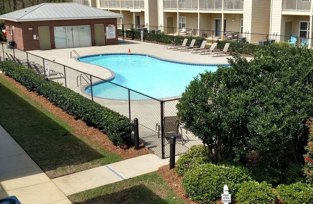 Beautiful renovated condo in courtyard overlooking the pool 2nd floor