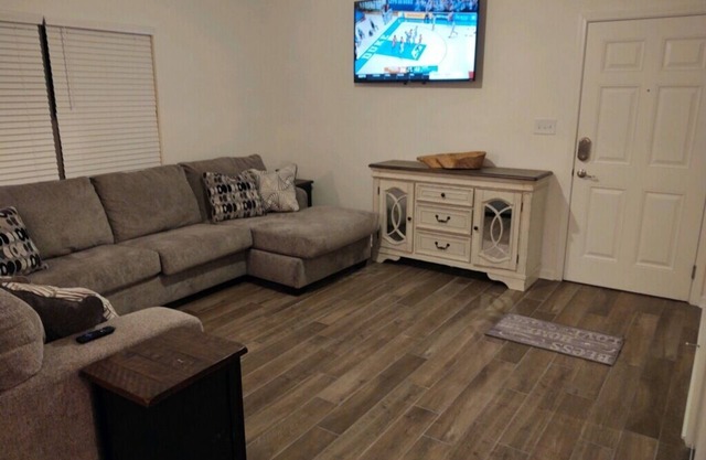 Beautiful renovated condo in the courtyard right beside pool 1st floor