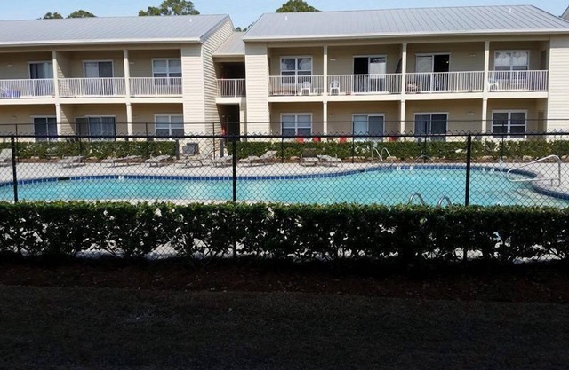 Beautiful renovated condo in the courtyard right beside pool 1st floor