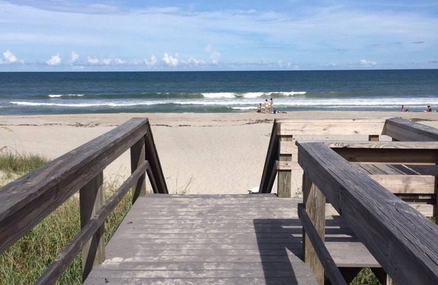 BEAUTIFUL RENOVATED 2BR/2B: Townhouse Steps To The Beach