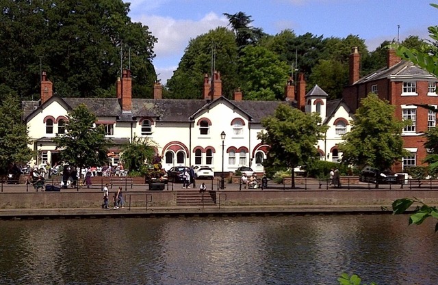 Beautiful River View Cottage, central city, easy parking, garden