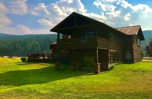 Beautiful Riverfront Cabin on the Snake River in Swan Valley - sleeps 12