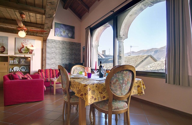 Beautiful, romantic, central apartment lake view close to piazza/lake/townhall
