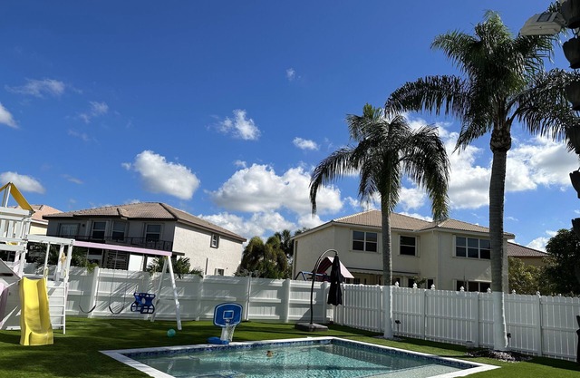 Beautiful room in rent, is located on a luxury house with pool and kids park