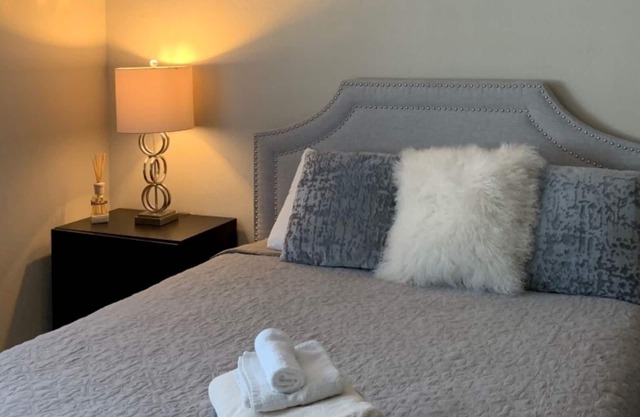 Beautiful room in the ranch style house next to Santana Row