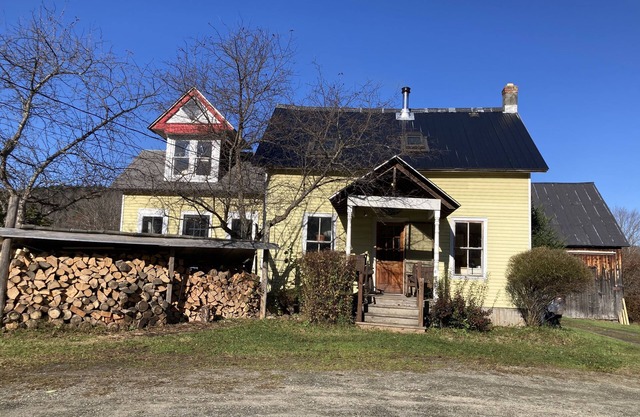 Beautiful rustic farmhouse.Available for special HOLIDAY, decorated by request!