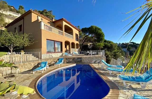BEAUTIFUL sea view, lovely quiet location, 8-10pers. + baby