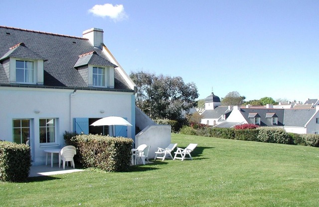 Beautiful sea views, heated pool, 300m beach.