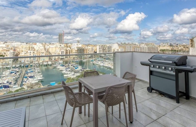 Beautiful seafront home with private balcony & BBQ