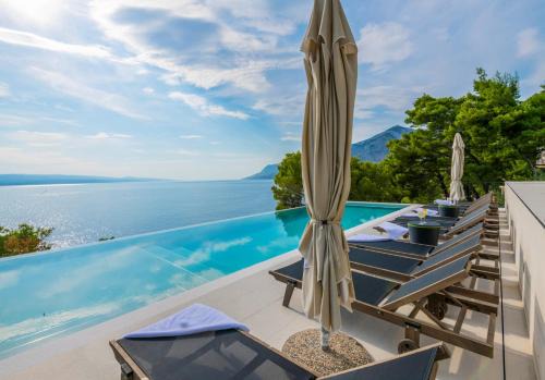 Beautiful Seafront Split Villa 9 Bedrooms Bellamar Vista Retreat Large Heated Infinity Pool & Jacuzzi Makarska