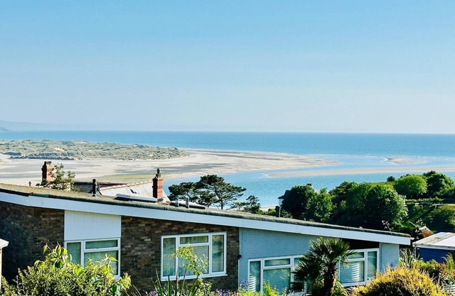 Beautiful Seaside House- Spectacular Views - Garden- Free Parking- Pets Allowed