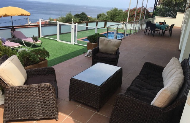 Beautiful seaside villa with heated private pool, 5-min walk from cove