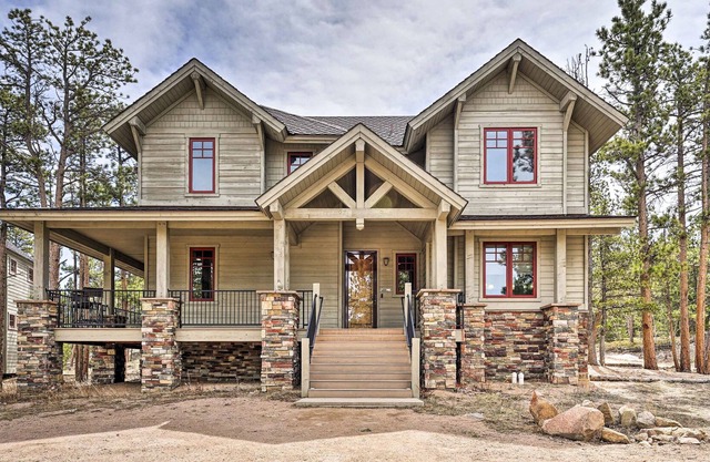 Beautiful Secluded Lake Front Home in Fox Acres!