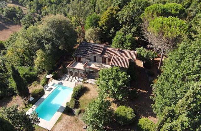 Beautiful secluded Umbrian Farmhouse with Pool, mature gardens and grounds