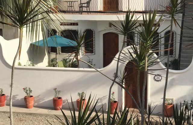 Beautiful Second Story Flat with tropical breezes off the ocean