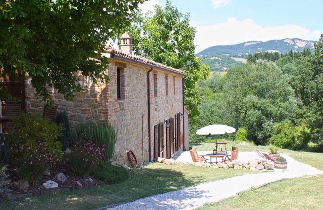 Beautiful Self-Catering Farmhouse Apartments Near Amandola Le Marche With Pool
