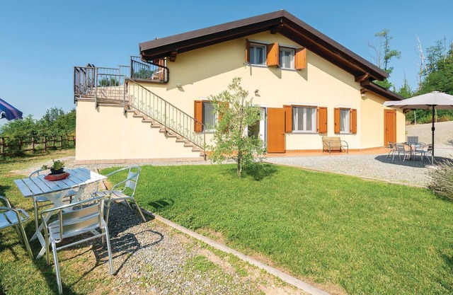 Beautiful semi-detached house in the vineyards of Monferrato, with a small lake for sport fishing.