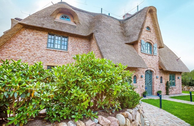 Beautiful semi-detached house under thatch with single house character! High quality