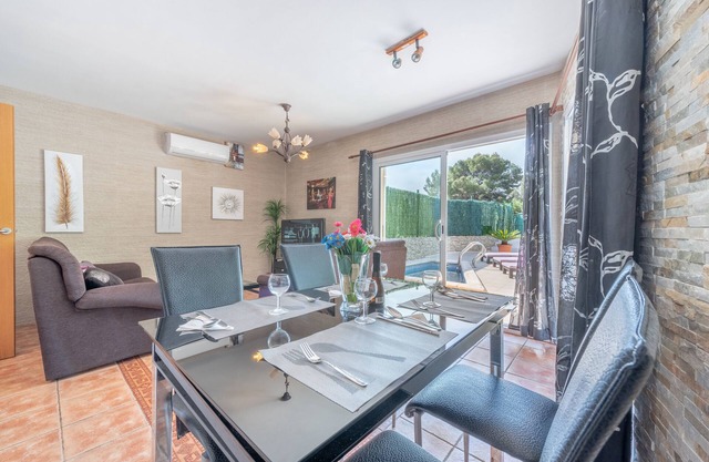 Beautiful semi-detached house with pool and air conditioning near the beach