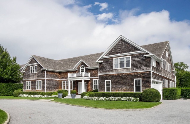 Beautiful shingle-style estate sited on one acre of land, fabulous outdoor.