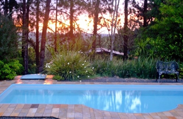 Beautiful site with swimming pool, court, barbecue, fireplace, large green area