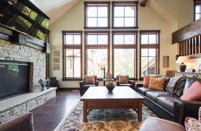 Beautiful Ski Chalet, Silver Star #04, with private hot tub