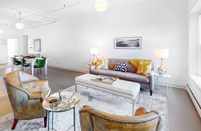 Beautiful snowbird-friendly apartment near the ocean with high-speed WiFi