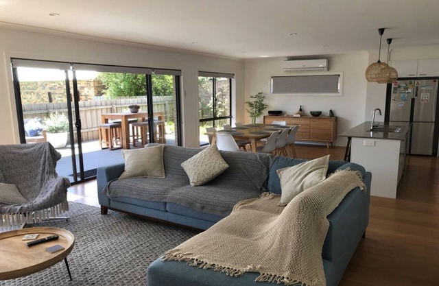 Beautiful spacious home with bay views. Walk to beach, shops & ferry!
