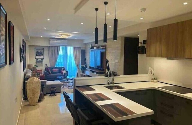 Beautiful & Spacious 1 BR Suite - Modern African Decor & Ocean View, Osu