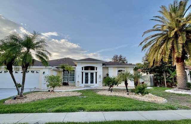 BEAUTIFUL & SPACIOUS 3 BEDROOMS HOME WITH LAKE VIEW