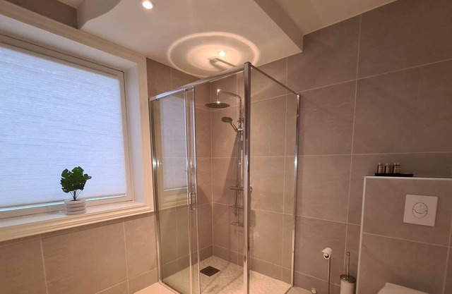 ★ Beautiful, Spacious And Modern, 2-Bedroom, Near Center + Free Parking
