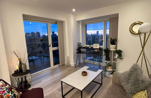Beautiful Spacious apartment by Excel & Custom House