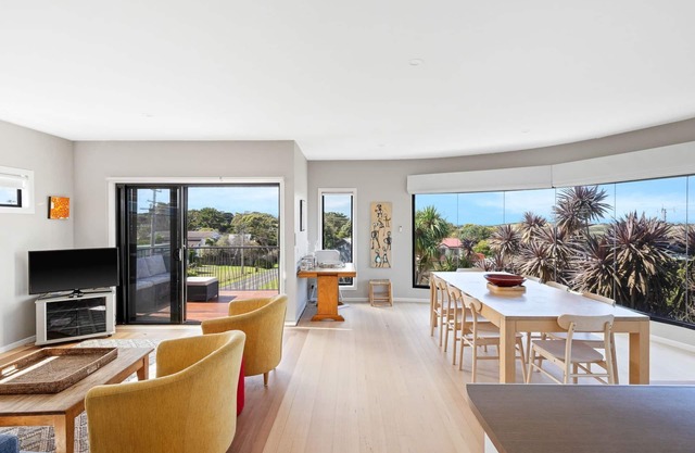Beautiful spacious pet friendly home next to the ocean