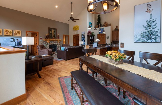 Beautiful, Spacious, & Clean Family Home! Close to Rocky Mtn N.P., and YMCA
