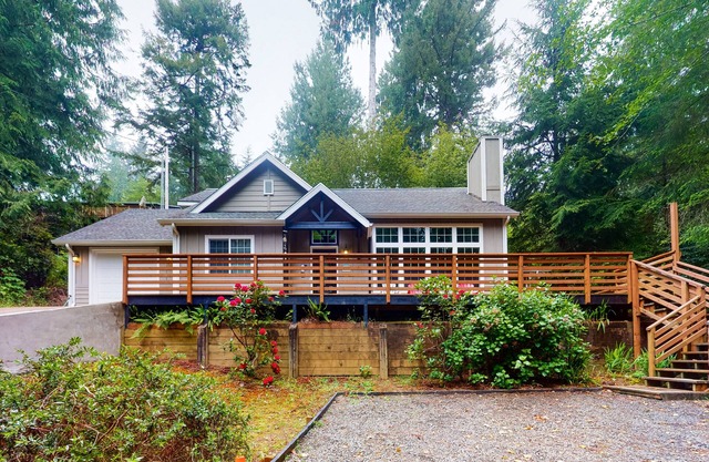 Beautiful & Spacious Family-Friendly Home w/Free WiFi, Deck, and Close to Lakes