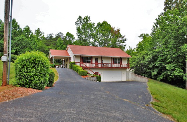 Beautiful, Spacious Home in Wooded Resort Area