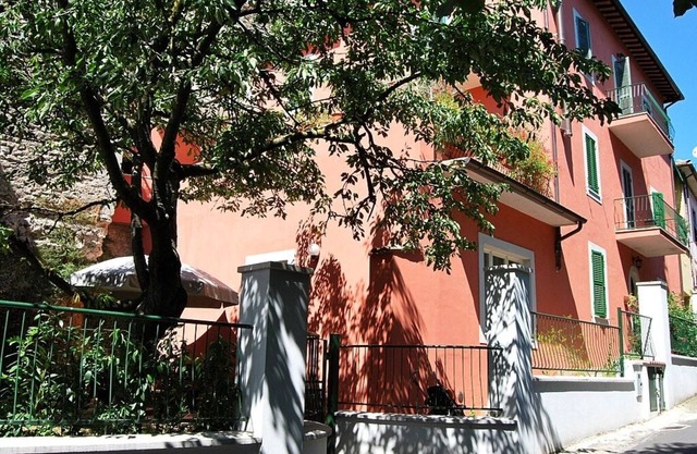 Beautiful spacious 2 bedroom, vacation apartment in Umbrian Town Villa