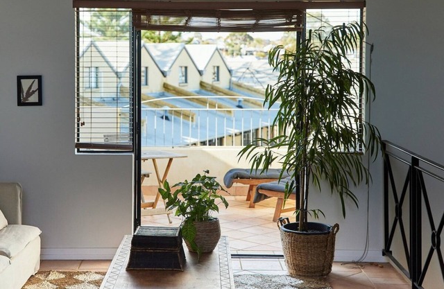 Beautiful , spacious, limestone townhouse in historic Fremantle